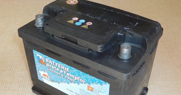 Baterie auto plumb-acid de 12 V și 55 Ah, cu bornele vizibile
