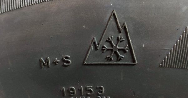 Marcajul M+S și simbolul 3PMSF (munte cu trei vârfuri și fulg de zăpadă) pe flancul unei anvelope de iarnă