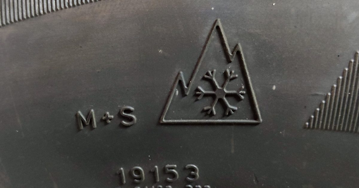 Marcajul M+S și simbolul 3PMSF (munte cu trei vârfuri și fulg de zăpadă) pe flancul unei anvelope de iarnă