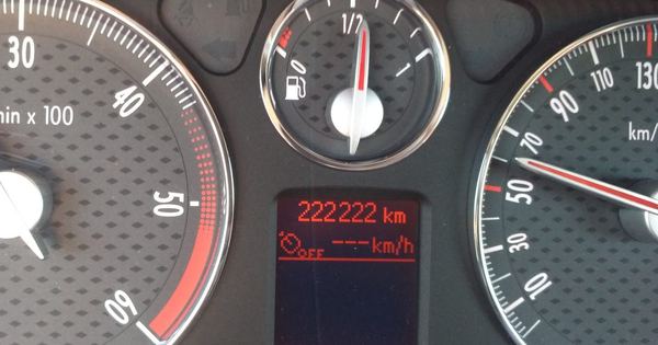 Bord de autoturism cu kilometrajul digital la 222.222 km