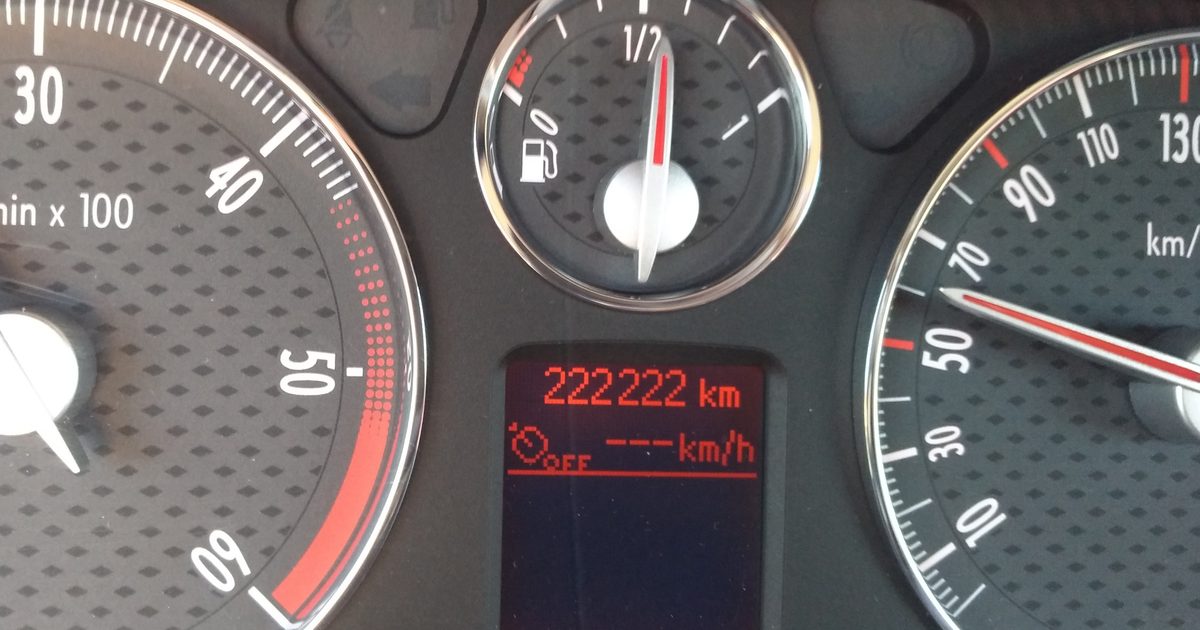 Bord de autoturism cu kilometrajul digital la 222.222 km