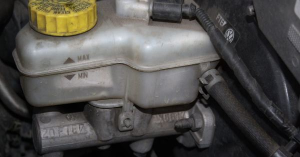 Vasul lichidului de frână, cu marcajele MIN și MAX, în compartimentul motor