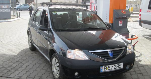 Dacia Logan din 2006 cu numere de București, oprită la o benzinărie