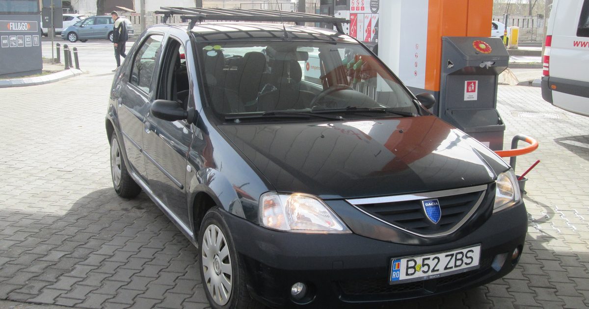Dacia Logan din 2006 cu numere de București, oprită la o benzinărie